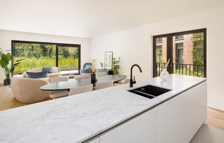 Keuken met carrara marmer werkblad in appartement te Diest