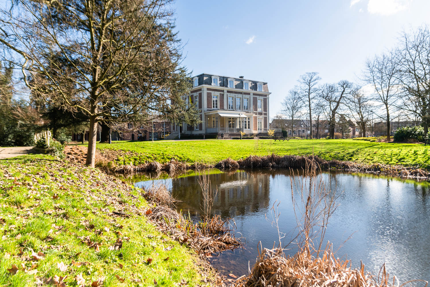Gemeentehuis en park van Lint